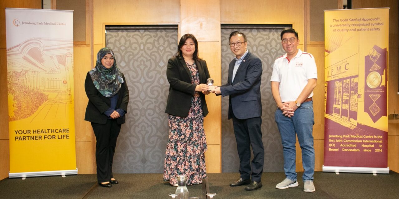 Ms. Bun Pei Ling, Acting Chief Operating Officer of JPMC handing token of appreciation to Mr. Raymond Wong, CEO of StemLife Berhad, Malaysia.